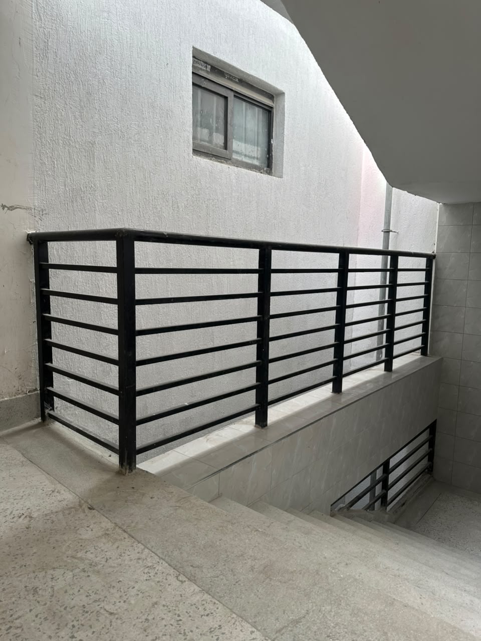Structural steel frame construction for a multi-storey building