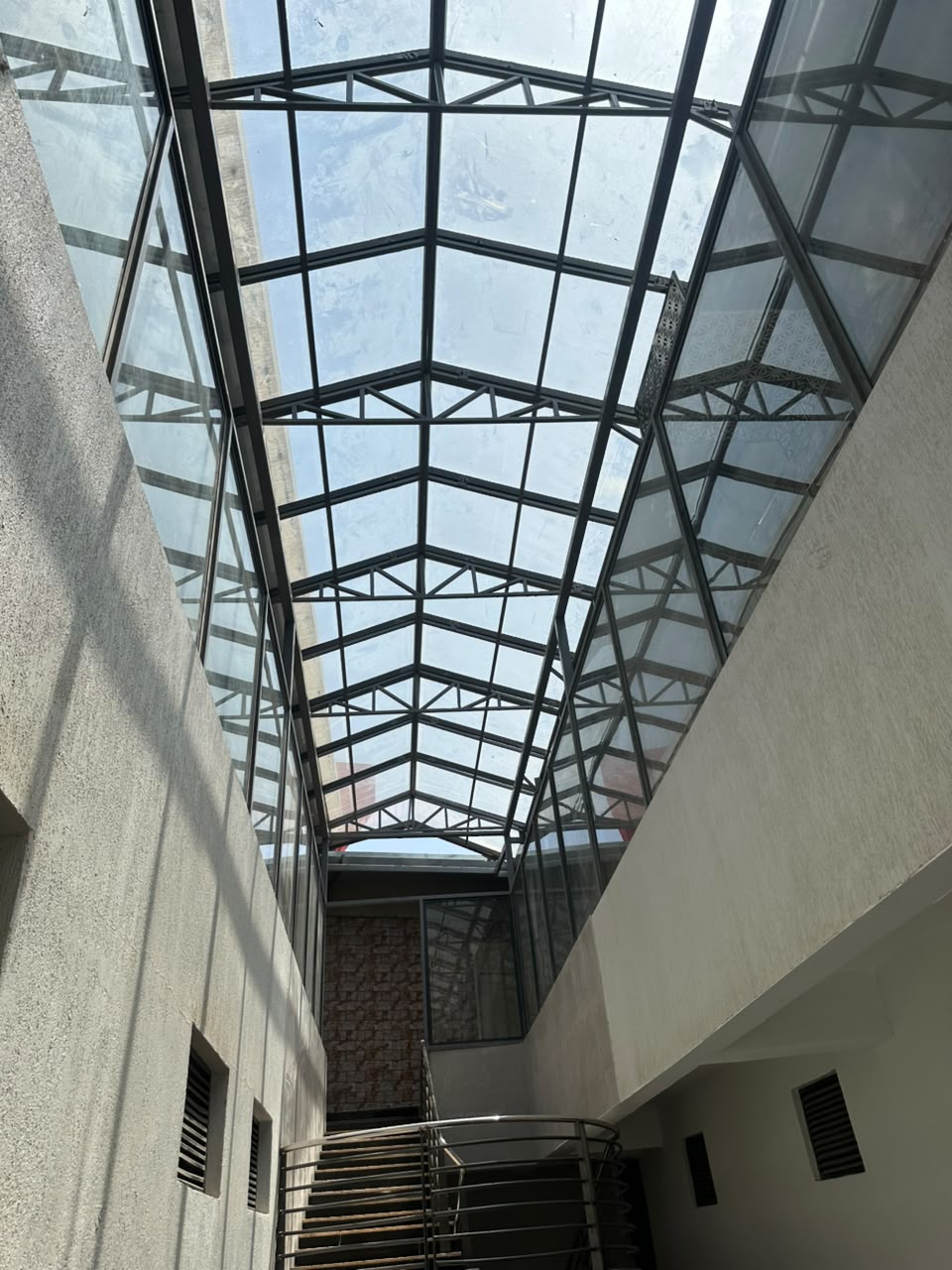 Structural steel frame construction for a multi-storey building