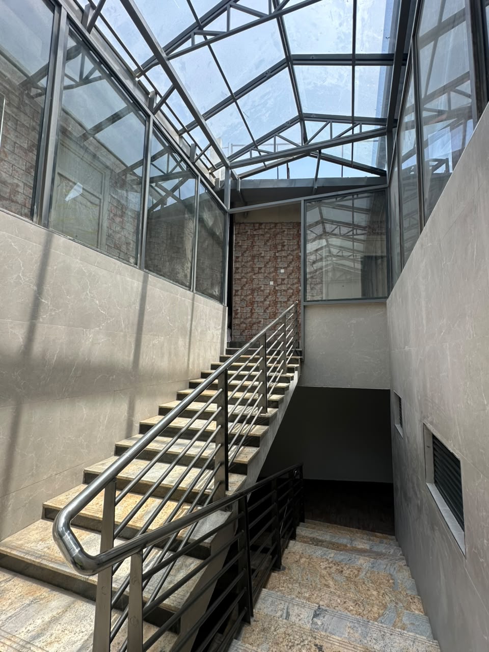 Structural steel frame construction for a multi-storey building
